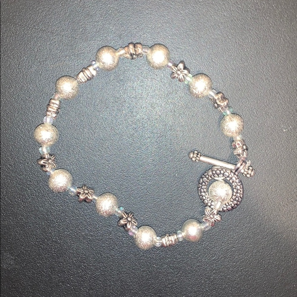 Sold! 👋3/$20🌹Handmade floral bracelet clear silver shiny metal wire flower